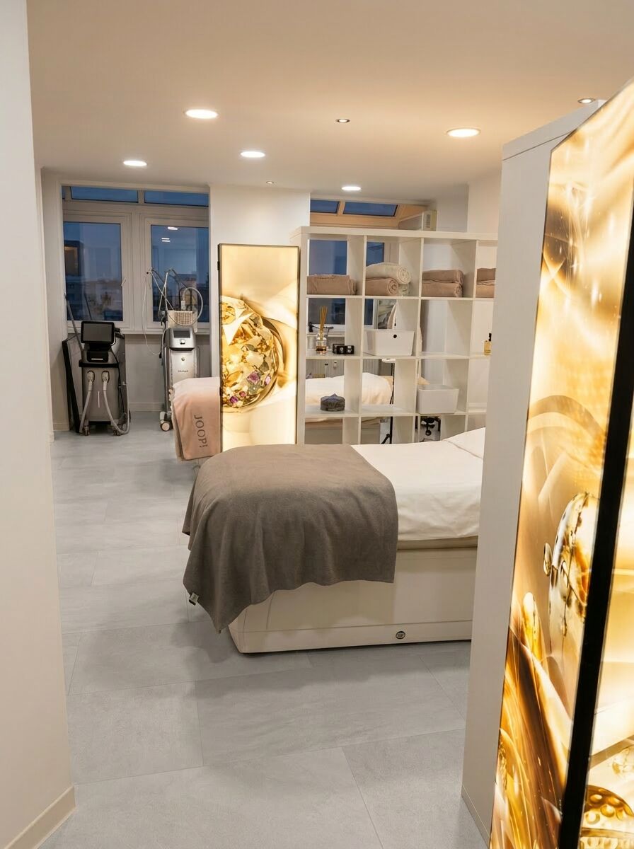 Premium-Behandlungsbereich mit warmer Beleuchtung bei Beauty Secrets in Wedel