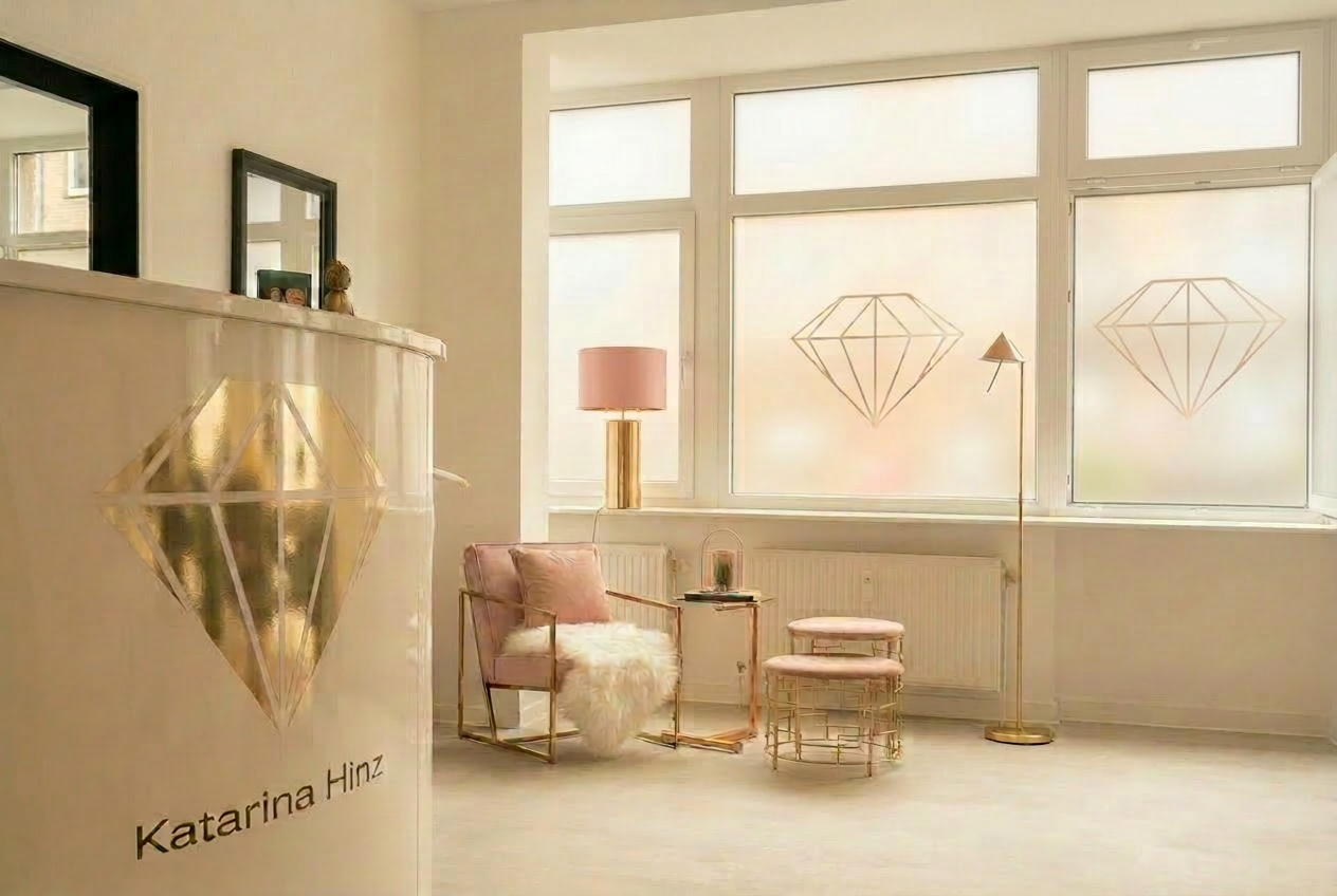 Empfangsbereich mit goldenem Diamant-Logo „Katarina Hinz“ und folierten Fenstern bei Beauty Secrets in Wedel